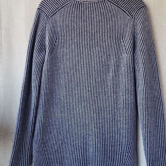 C by Bloomingdales wool and cashmere blend V-Neck Sweater. So soft! Size M - Picture 7 of 7